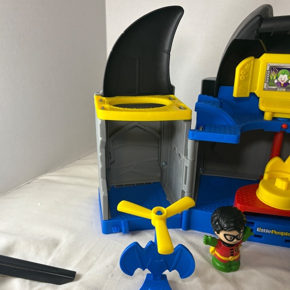 Little People DC Super Friends Batcave Playset Batman/Robin Action Figures WORKS - Picture 4 of 12